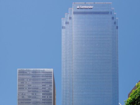 Santander recommits to downtown Dallas with 211,000-square-foot lease – Dallas News