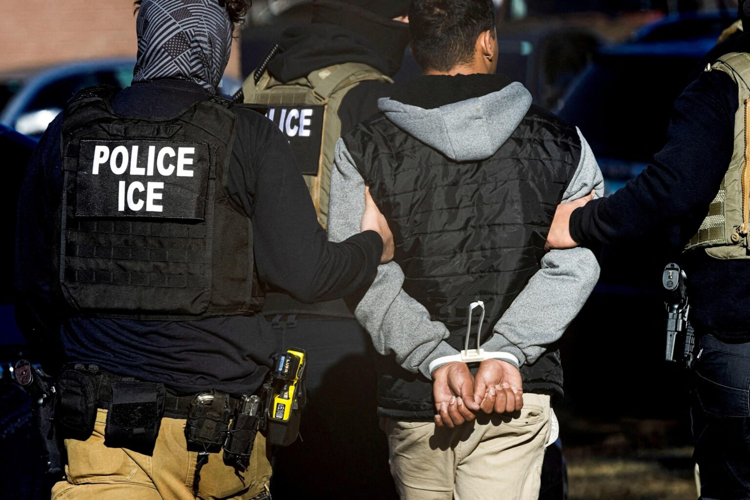 ICE arrests immigrants at Dallas courthouse amid new deportation tactic – CBS News