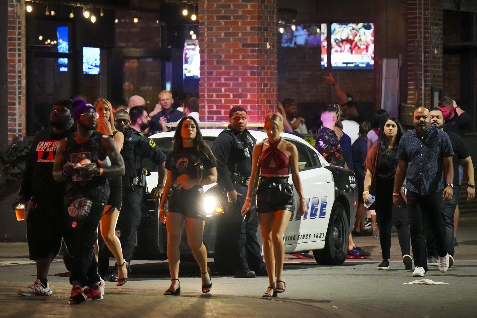 Crime fears rampant in Deep Ellum, but violence is down in Dallas’ entertainment districts – Dallas News