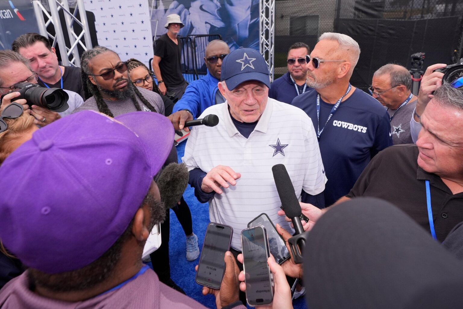 Jerry Jones and Micah Parsons Contract Talks Heat Up with Plenty of Drama and Disses No shortage of drama (or disses) in Jerry Jones, Micah Parsons contract talks – USA Today