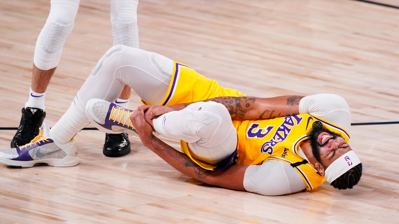 Anthony Davis exits Mavericks-Pacers with apparent lower leg injury – Sports Illustrated