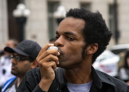 Anti-ICE protestors demonstrate on pedestrian bridge above U.S. 75 – WFAA